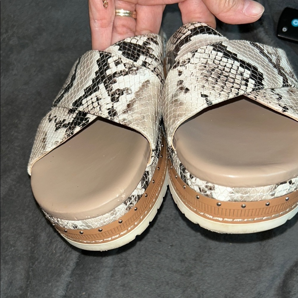 Vince Camuto Cream and Black Slide Sandals - Picture 4 of 8